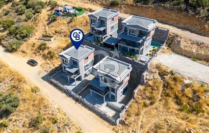 Yenifoça'da Deniz Manzaralı Müstakil Havuzlu 3+1 Tripleks Villa