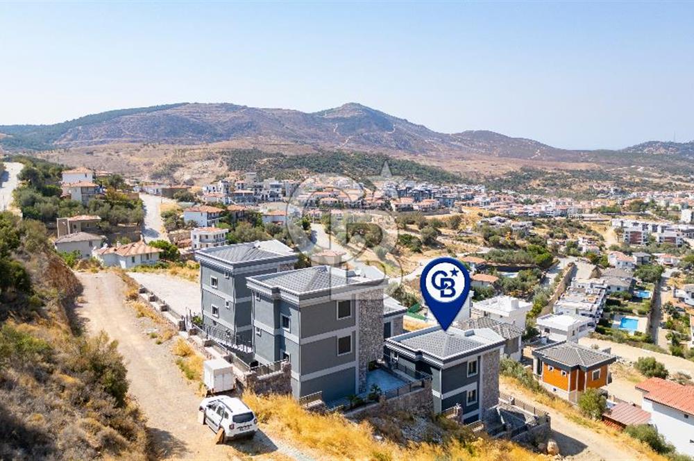 Yenifoça'da Deniz Manzaralı Müstakil Havuzlu 3+1 Tripleks Villa