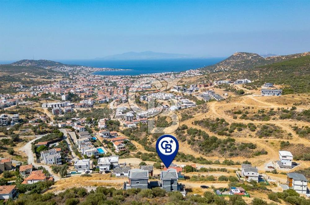 Yenifoça'da Deniz Manzaralı Müstakil Havuzlu 3+1 Tripleks Villa