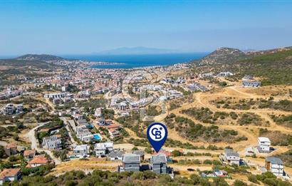 Yenifoça'da Deniz Manzaralı Müstakil Havuzlu 3+1 Tripleks Villa