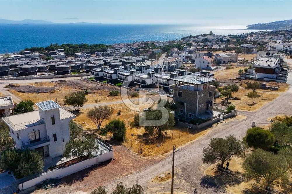ÇANDARLI VİLLA BÖLGESİNDE DENİZ MANZARALI İMARLI SATILIK ARSA