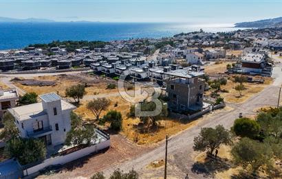 ÇANDARLI VİLLA BÖLGESİNDE DENİZ MANZARALI İMARLI SATILIK ARSA