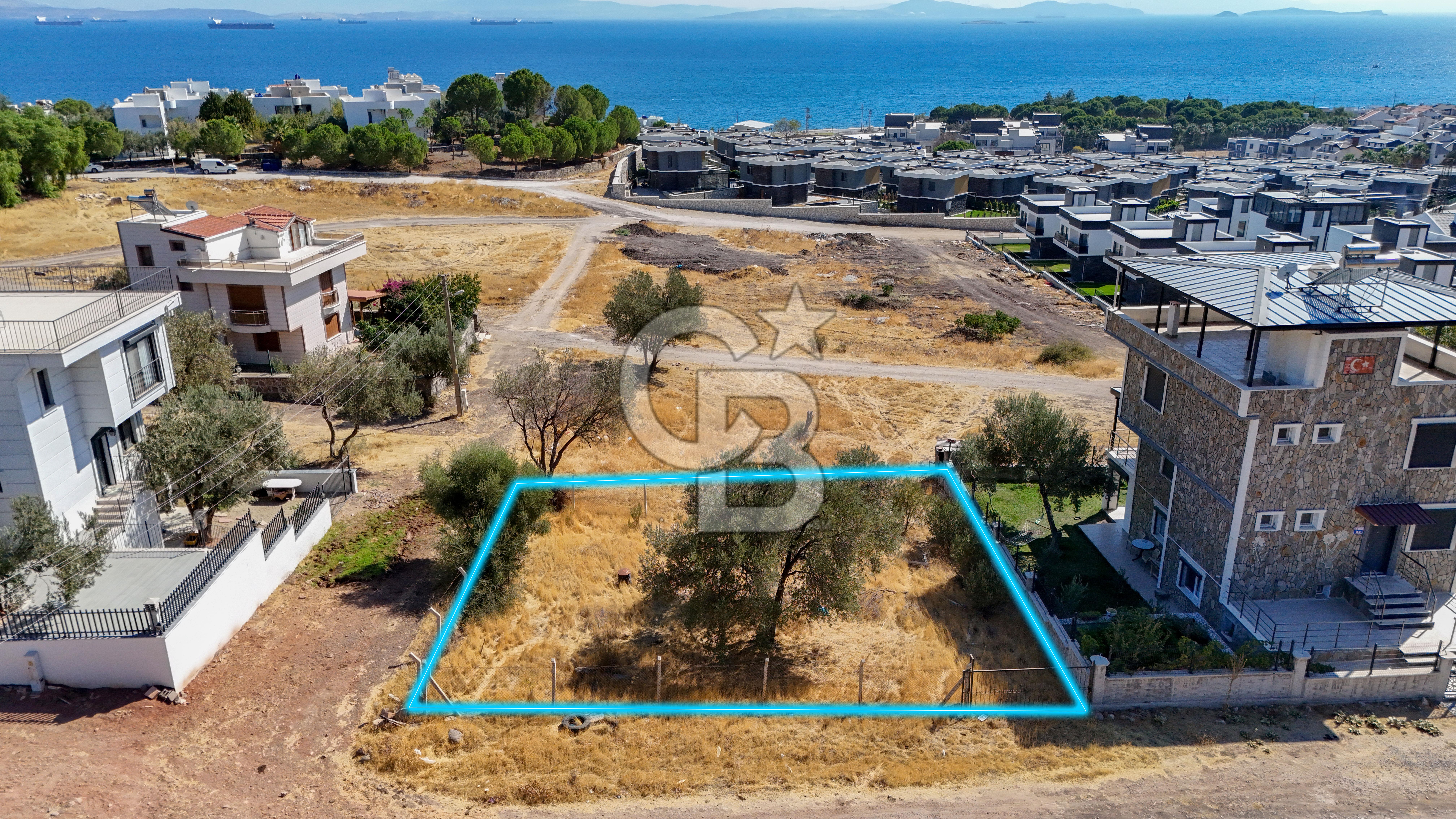 ÇANDARLI VİLLA BÖLGESİNDE DENİZ MANZARALI İMARLI SATILIK ARSA