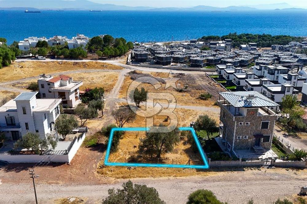 ÇANDARLI VİLLA BÖLGESİNDE DENİZ MANZARALI İMARLI SATILIK ARSA