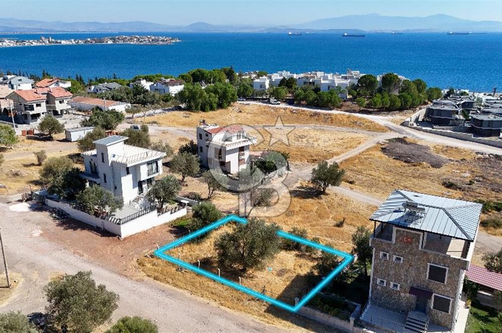 ÇANDARLI VİLLA BÖLGESİNDE DENİZ MANZARALI İMARLI SATILIK ARSA