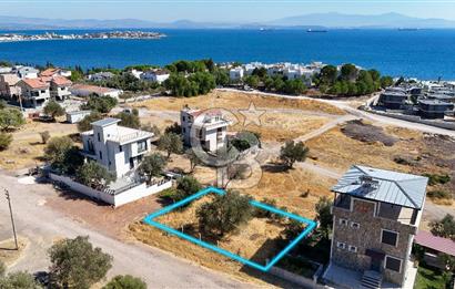 ÇANDARLI VİLLA BÖLGESİNDE DENİZ MANZARALI İMARLI SATILIK ARSA