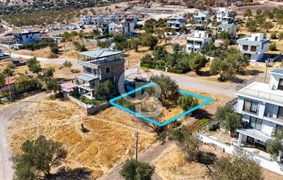 ÇANDARLI VİLLA BÖLGESİNDE DENİZ MANZARALI İMARLI SATILIK ARSA