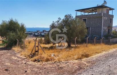 ÇANDARLI VİLLA BÖLGESİNDE DENİZ MANZARALI İMARLI SATILIK ARSA