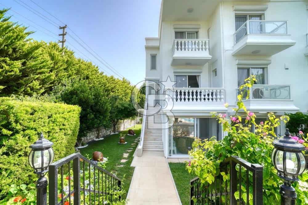 ESKİ FOÇADA MÜKEMMEL KONUMDA GENİŞ BAHÇELİ SATILIK LÜKS VİLLA