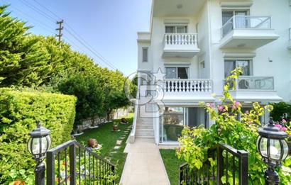 ESKİ FOÇADA MÜKEMMEL KONUMDA GENİŞ BAHÇELİ SATILIK LÜKS VİLLA