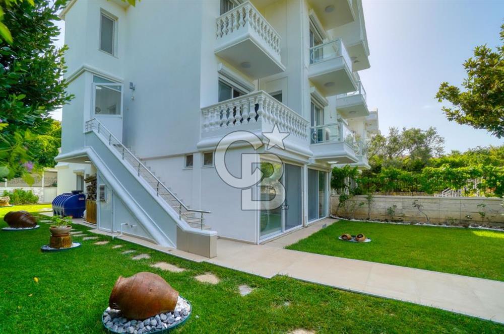 ESKİ FOÇADA MÜKEMMEL KONUMDA GENİŞ BAHÇELİ SATILIK LÜKS VİLLA