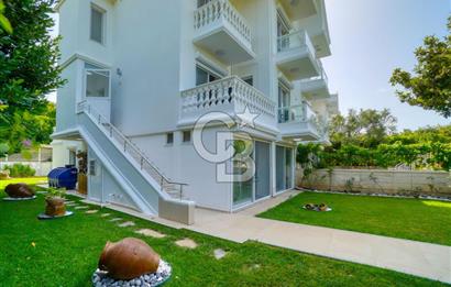 ESKİ FOÇADA MÜKEMMEL KONUMDA GENİŞ BAHÇELİ SATILIK LÜKS VİLLA