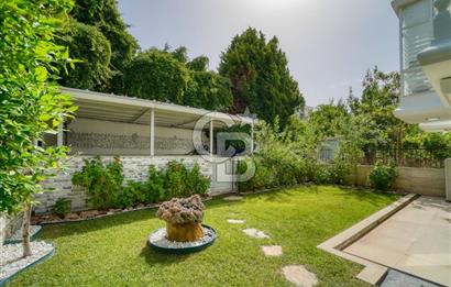 ESKİ FOÇADA MÜKEMMEL KONUMDA GENİŞ BAHÇELİ SATILIK LÜKS VİLLA