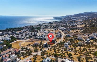 ÇANDARLI VİLLA BÖLGESİNDE DENİZ MANZARALI İMARLI SATILIK ARSA