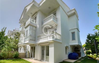 ESKİ FOÇADA MÜKEMMEL KONUMDA GENİŞ BAHÇELİ SATILIK LÜKS VİLLA