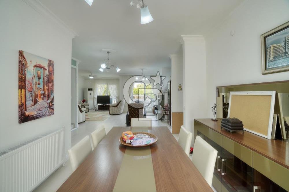 ESKİ FOÇADA MÜKEMMEL KONUMDA GENİŞ BAHÇELİ SATILIK LÜKS VİLLA