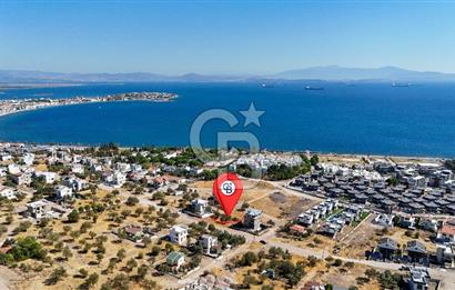 ÇANDARLI VİLLA BÖLGESİNDE DENİZ MANZARALI İMARLI SATILIK ARSA
