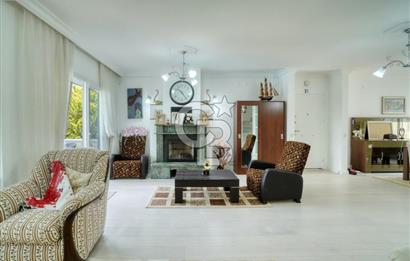 ESKİ FOÇADA MÜKEMMEL KONUMDA GENİŞ BAHÇELİ SATILIK LÜKS VİLLA