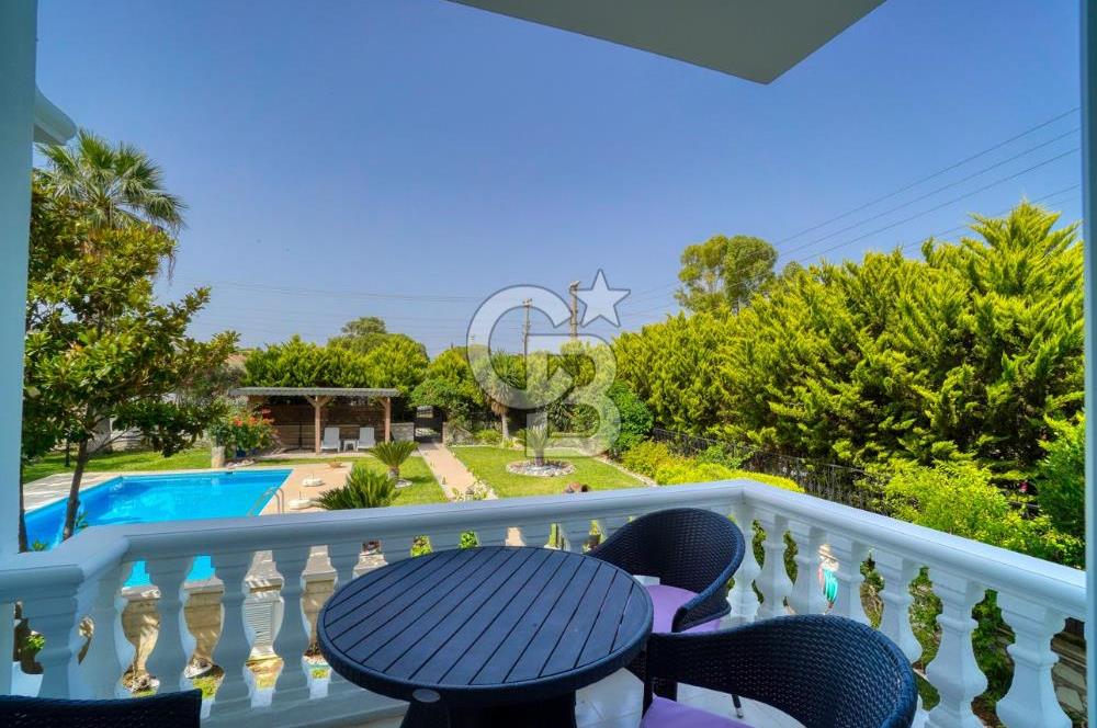 ESKİ FOÇADA MÜKEMMEL KONUMDA GENİŞ BAHÇELİ SATILIK LÜKS VİLLA