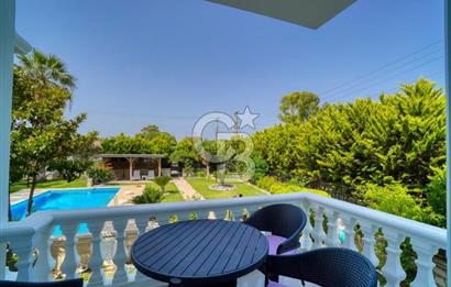 ESKİ FOÇADA MÜKEMMEL KONUMDA GENİŞ BAHÇELİ SATILIK LÜKS VİLLA