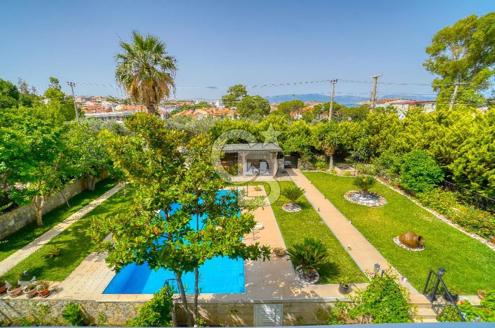 ESKİ FOÇADA MÜKEMMEL KONUMDA GENİŞ BAHÇELİ SATILIK LÜKS VİLLA