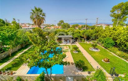 ESKİ FOÇADA MÜKEMMEL KONUMDA GENİŞ BAHÇELİ SATILIK LÜKS VİLLA