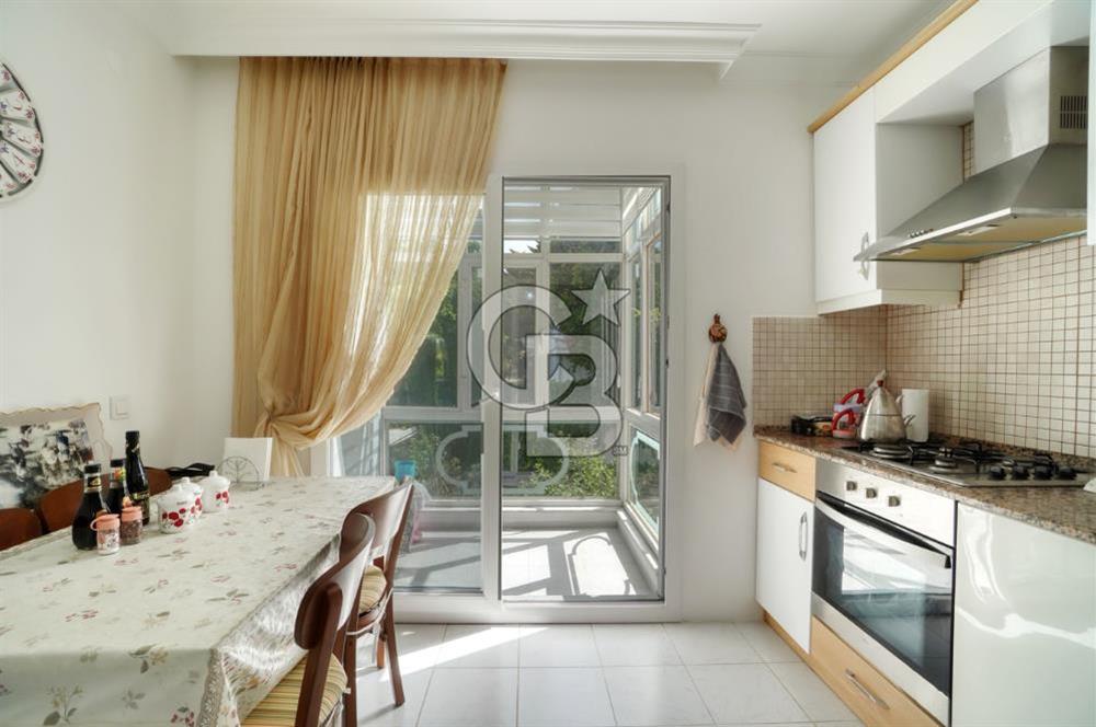 ESKİ FOÇADA MÜKEMMEL KONUMDA GENİŞ BAHÇELİ SATILIK LÜKS VİLLA