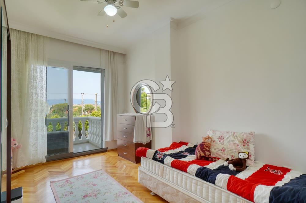 ESKİ FOÇADA MÜKEMMEL KONUMDA GENİŞ BAHÇELİ SATILIK LÜKS VİLLA