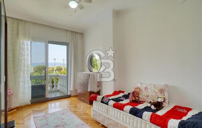 ESKİ FOÇADA MÜKEMMEL KONUMDA GENİŞ BAHÇELİ SATILIK LÜKS VİLLA