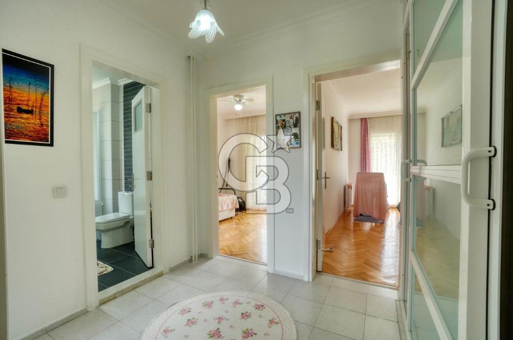 ESKİ FOÇADA MÜKEMMEL KONUMDA GENİŞ BAHÇELİ SATILIK LÜKS VİLLA