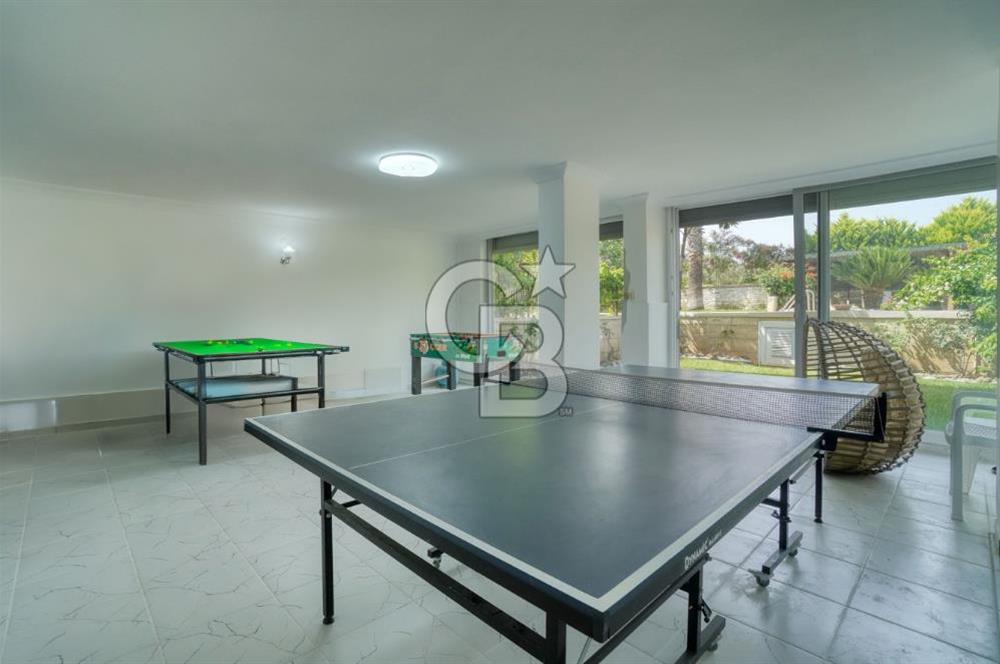 ESKİ FOÇADA MÜKEMMEL KONUMDA GENİŞ BAHÇELİ SATILIK LÜKS VİLLA