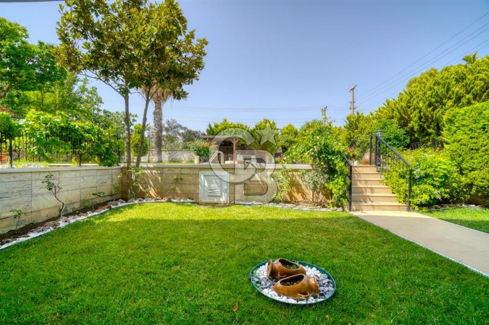 ESKİ FOÇADA MÜKEMMEL KONUMDA GENİŞ BAHÇELİ SATILIK LÜKS VİLLA