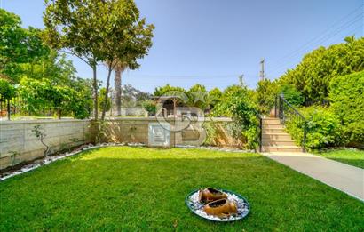 ESKİ FOÇADA MÜKEMMEL KONUMDA GENİŞ BAHÇELİ SATILIK LÜKS VİLLA