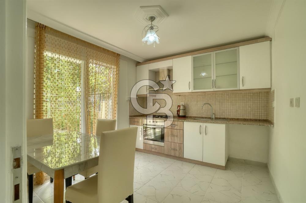 ESKİ FOÇADA MÜKEMMEL KONUMDA GENİŞ BAHÇELİ SATILIK LÜKS VİLLA