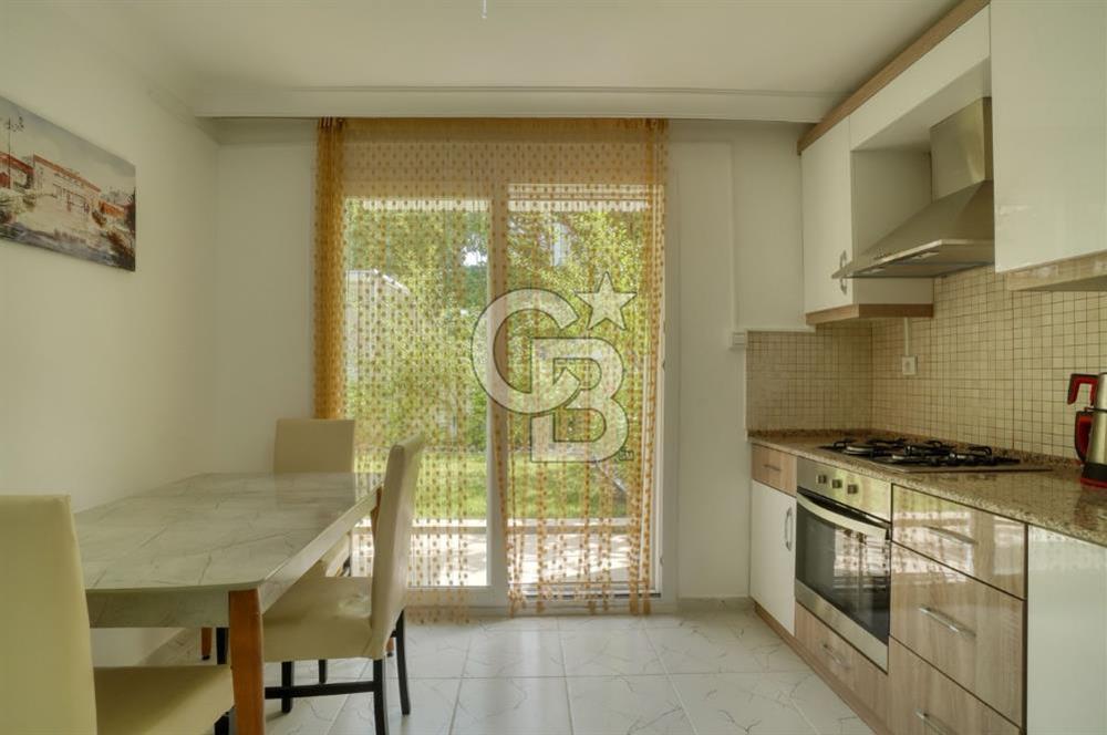 ESKİ FOÇADA MÜKEMMEL KONUMDA GENİŞ BAHÇELİ SATILIK LÜKS VİLLA