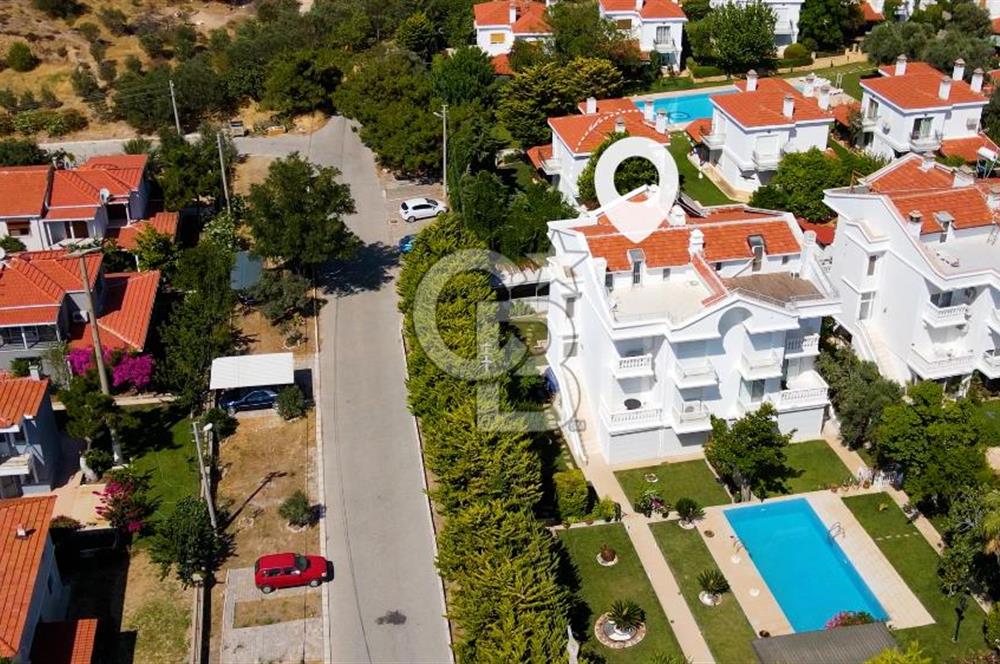 ESKİ FOÇADA MÜKEMMEL KONUMDA GENİŞ BAHÇELİ SATILIK LÜKS VİLLA