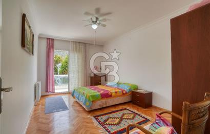 ESKİ FOÇADA MÜKEMMEL KONUMDA GENİŞ BAHÇELİ SATILIK LÜKS VİLLA