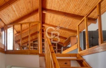 ESKİ FOÇADA MÜKEMMEL KONUMDA GENİŞ BAHÇELİ SATILIK LÜKS VİLLA