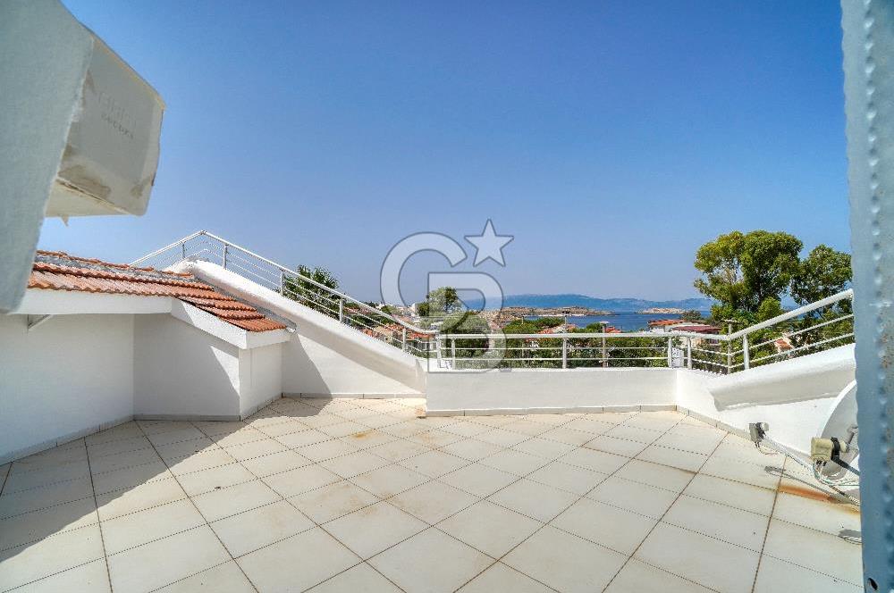 ESKİ FOÇADA MÜKEMMEL KONUMDA GENİŞ BAHÇELİ SATILIK LÜKS VİLLA