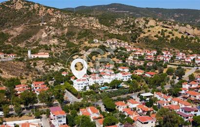 ESKİ FOÇADA MÜKEMMEL KONUMDA GENİŞ BAHÇELİ SATILIK LÜKS VİLLA