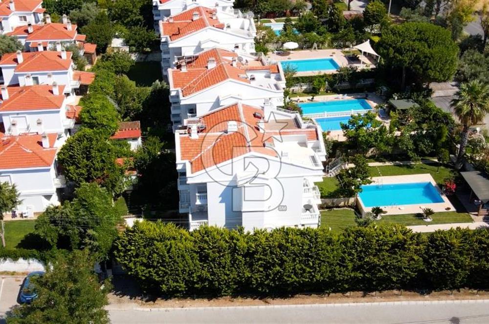 ESKİ FOÇADA MÜKEMMEL KONUMDA GENİŞ BAHÇELİ SATILIK LÜKS VİLLA