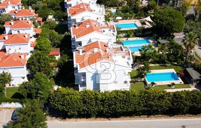 ESKİ FOÇADA MÜKEMMEL KONUMDA GENİŞ BAHÇELİ SATILIK LÜKS VİLLA