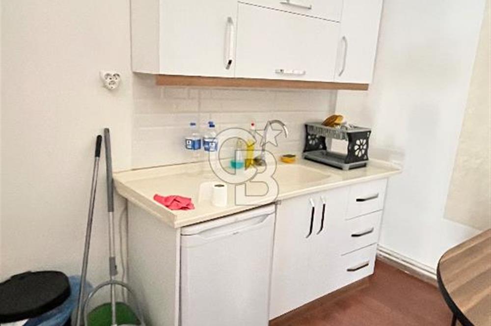 Çiğli Yenimahalle‘de ana yola 70 metre yakınlıkta büro malzemeli kiralık dükkan