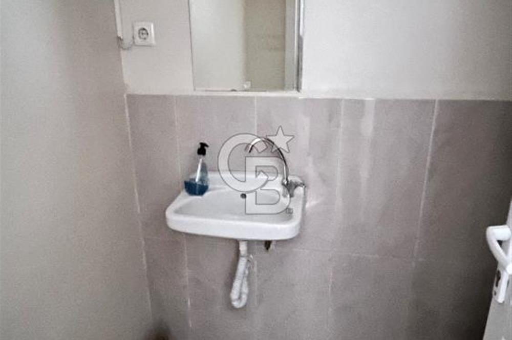 Çiğli Yenimahalle‘de ana yola 70 metre yakınlıkta büro malzemeli kiralık dükkan