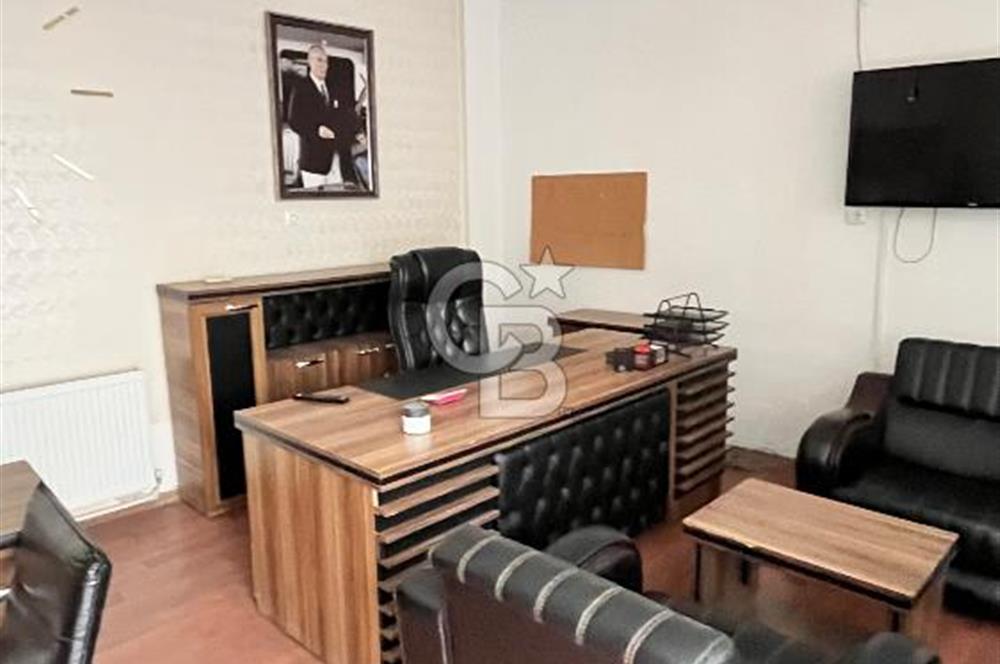 Çiğli Yenimahalle‘de ana yola 70 metre yakınlıkta büro malzemeli kiralık dükkan