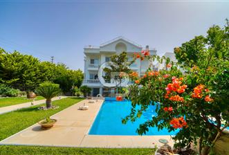 ESKİ FOÇADA MÜKEMMEL KONUMDA GENİŞ BAHÇELİ SATILIK LÜKS VİLLA - 1 - 330756