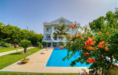 ESKİ FOÇADA MÜKEMMEL KONUMDA GENİŞ BAHÇELİ SATILIK LÜKS VİLLA