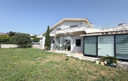 Urla Kent Sitesi'nde Deniz manzaralı Köşe Konumda Kiralık Villa