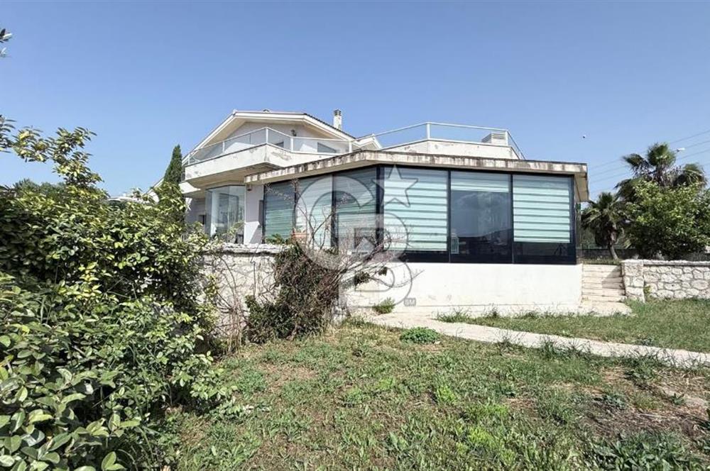 Urla Kent Sitesi'nde Deniz manzaralı Köşe Konumda Kiralık Villa