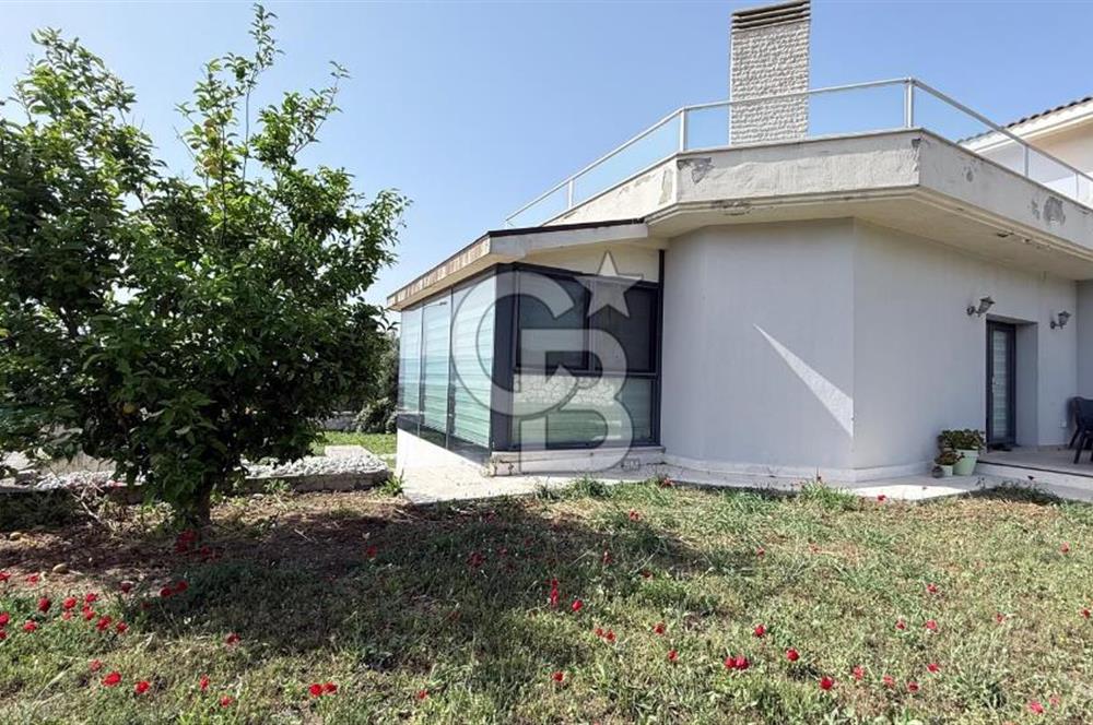 Urla Kent Sitesi'nde Deniz manzaralı Köşe Konumda Kiralık Villa